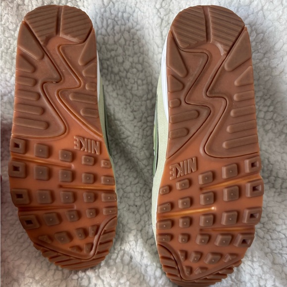 Nike Air Max 90 Futura Sneakers in Green and White - Picture 7 of 7